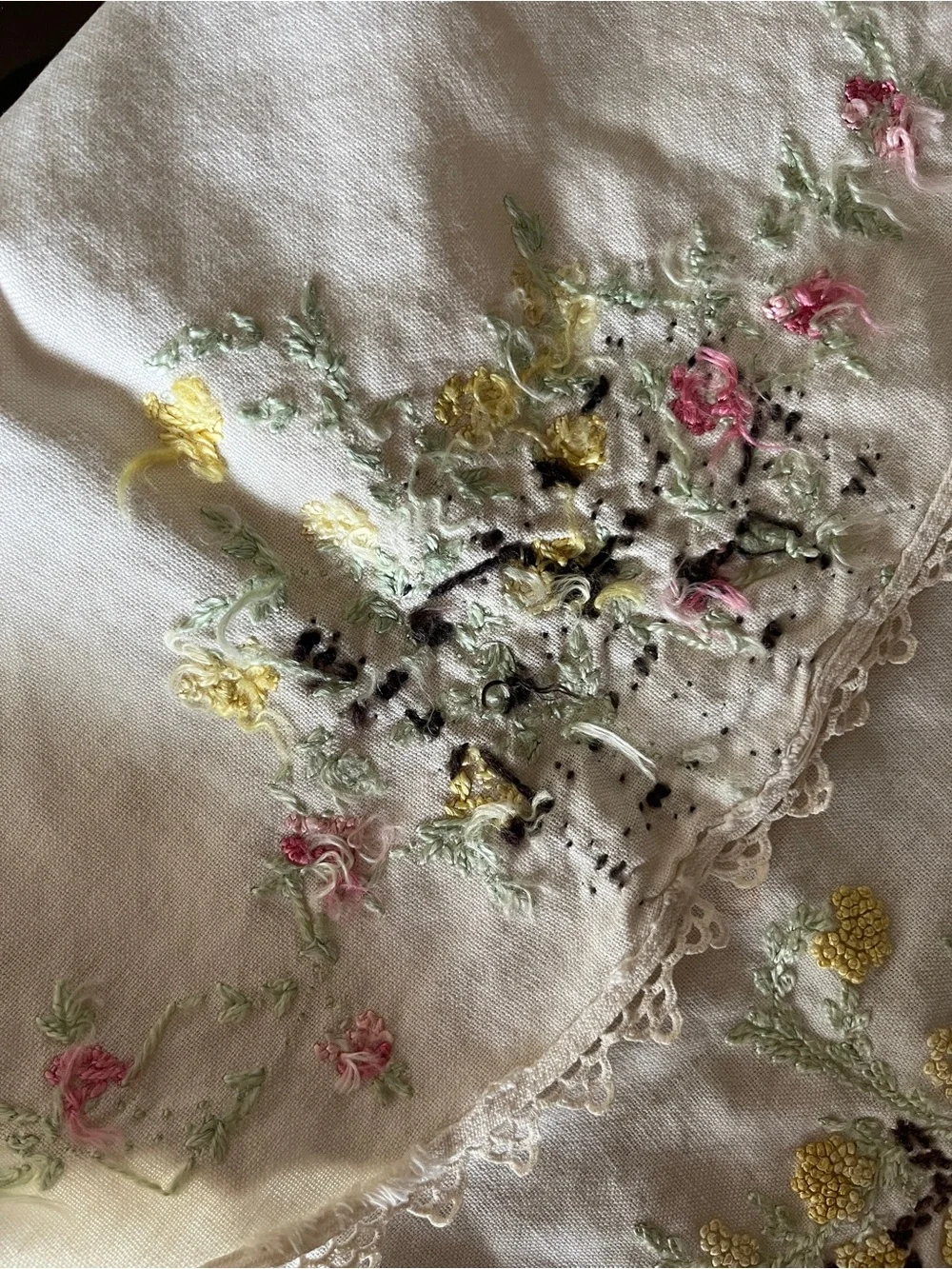 Vintage Hand Embroidered Crochet Table Dresser Round Flower Doily Tablecloth 31”